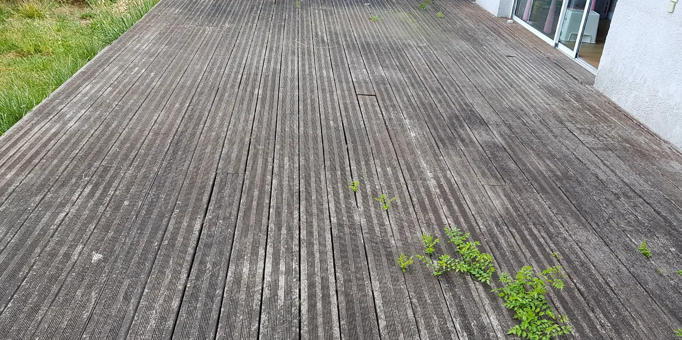 Terrasse en bois avant le traitement